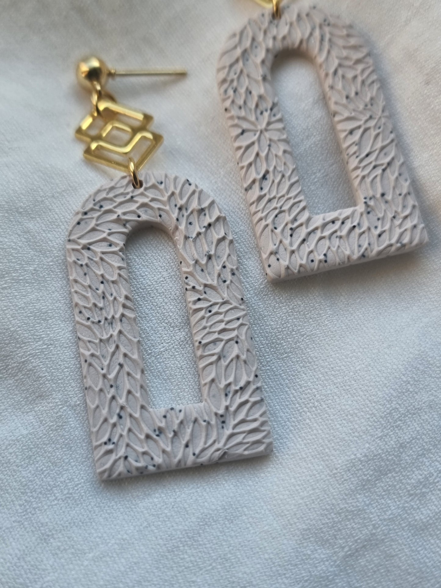 Textured arch dangles| Speckled cream| can be switched for fish hook