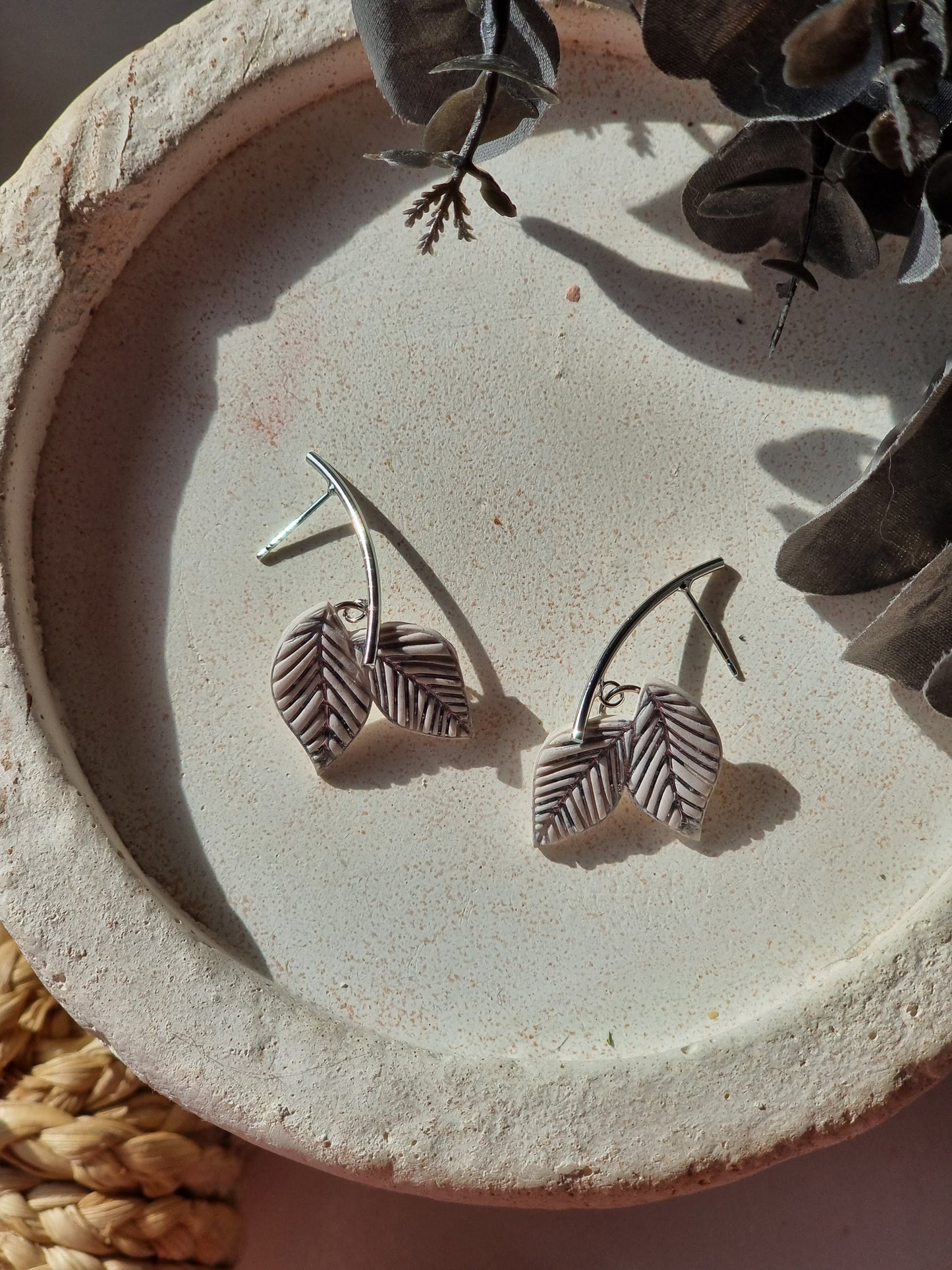 Leaf dangles cream