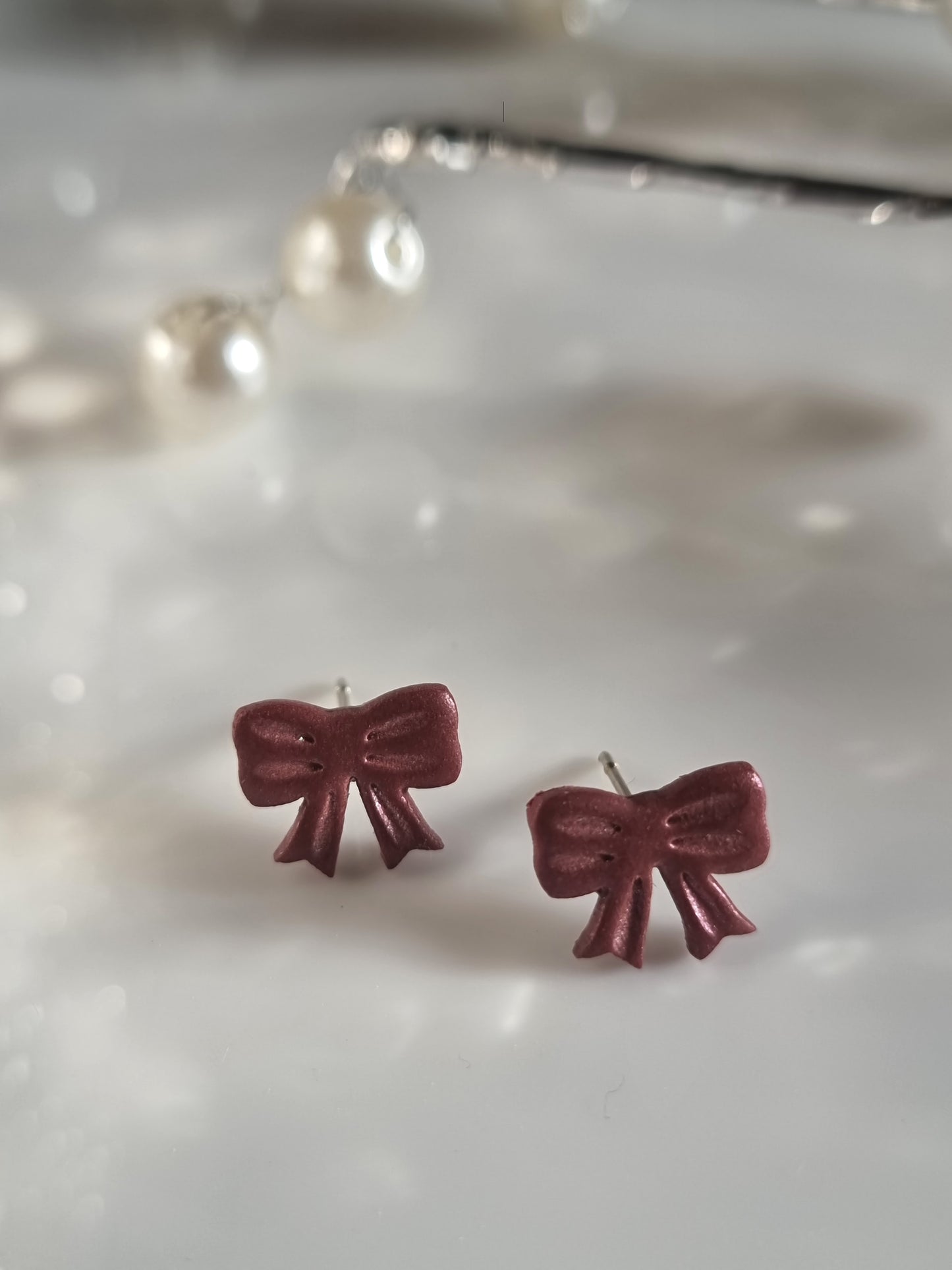 Red shimmer bow studs
