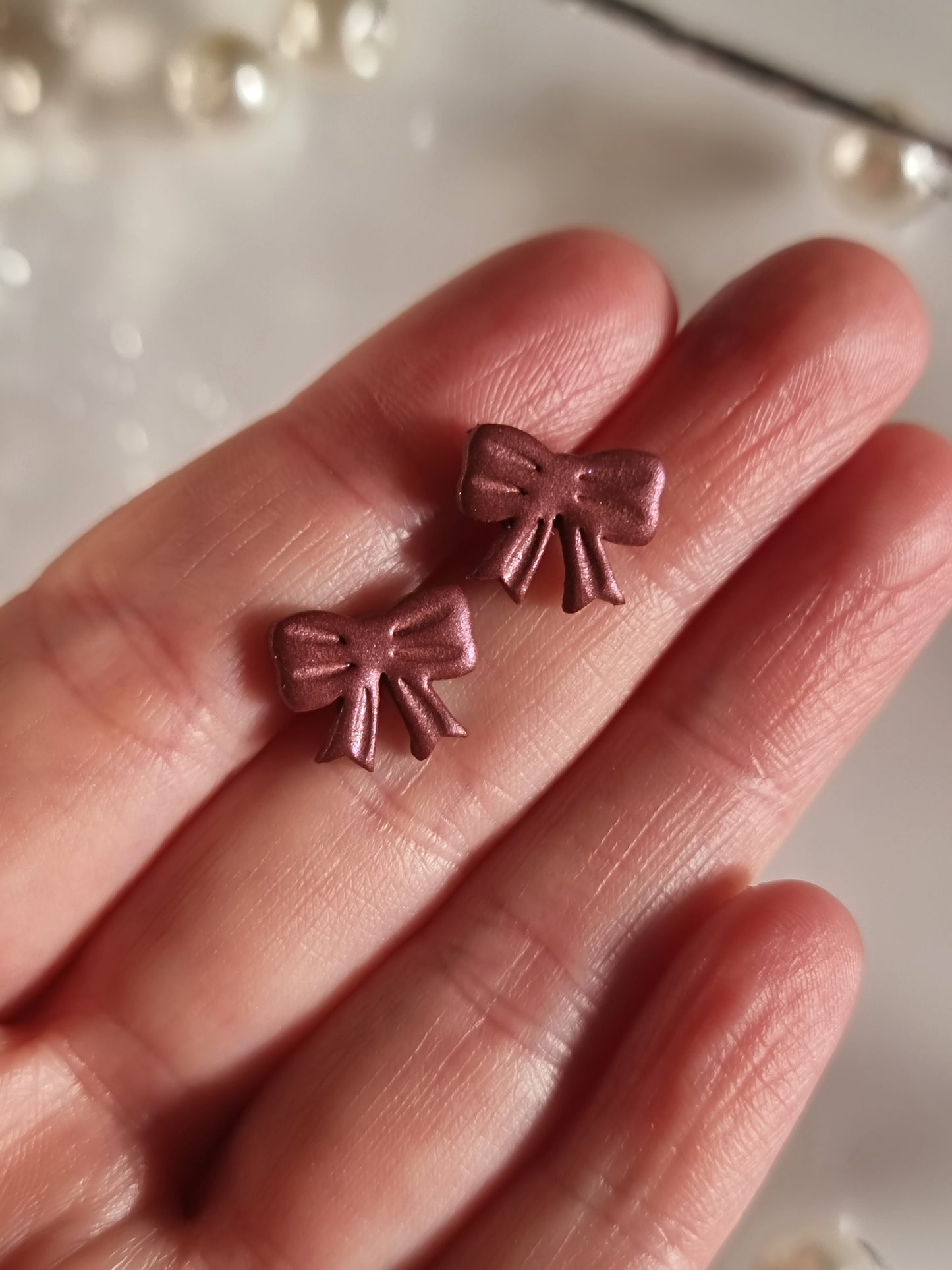 Red shimmer bow studs
