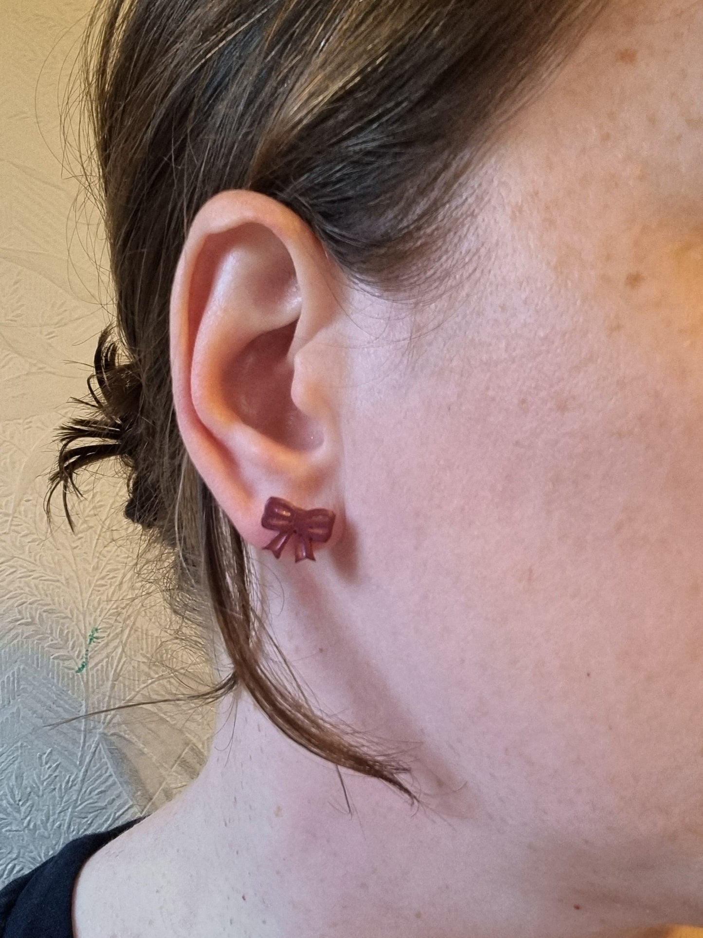 Red shimmer bow studs