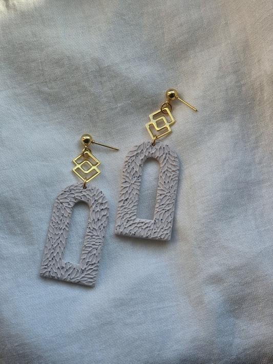 Textured arch dangles| Speckled cream| can be switched for fish hook