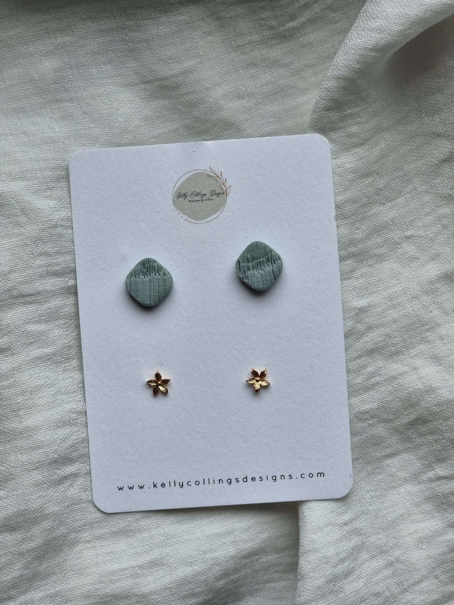 Green textured and gold flower studs pack