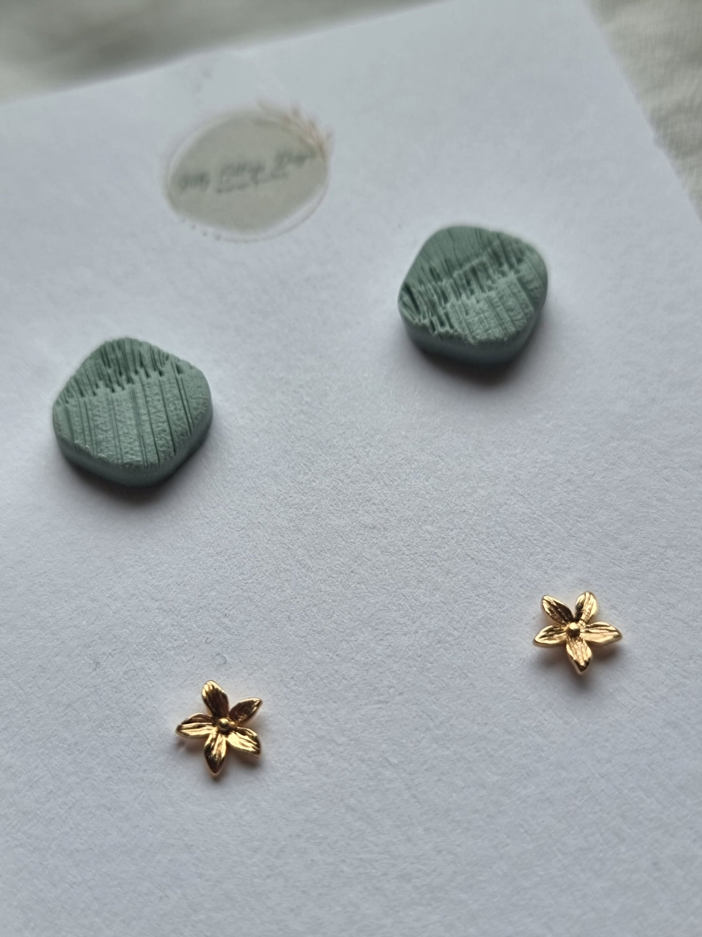 Green textured and gold flower studs pack