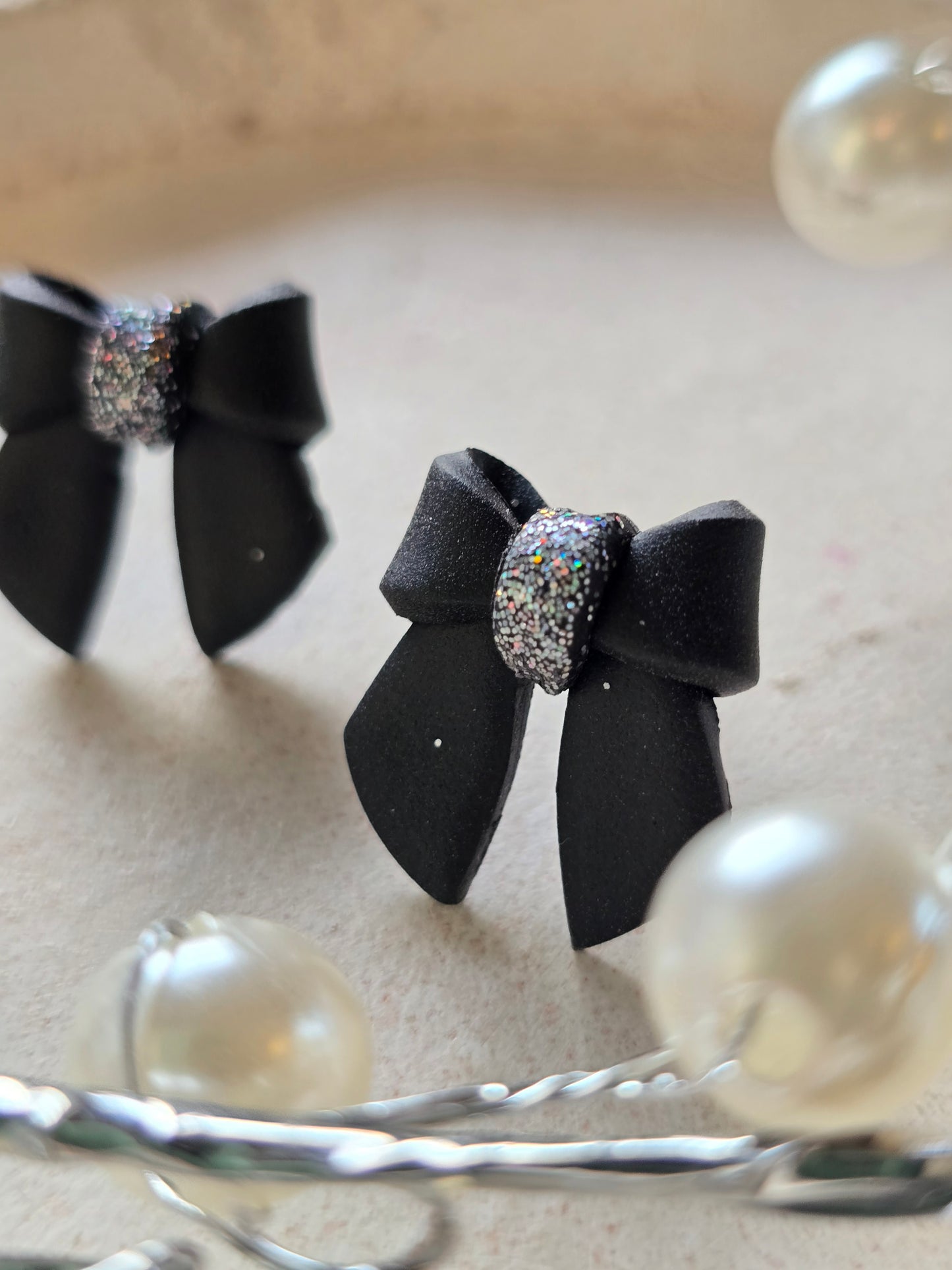 Bow studs black
