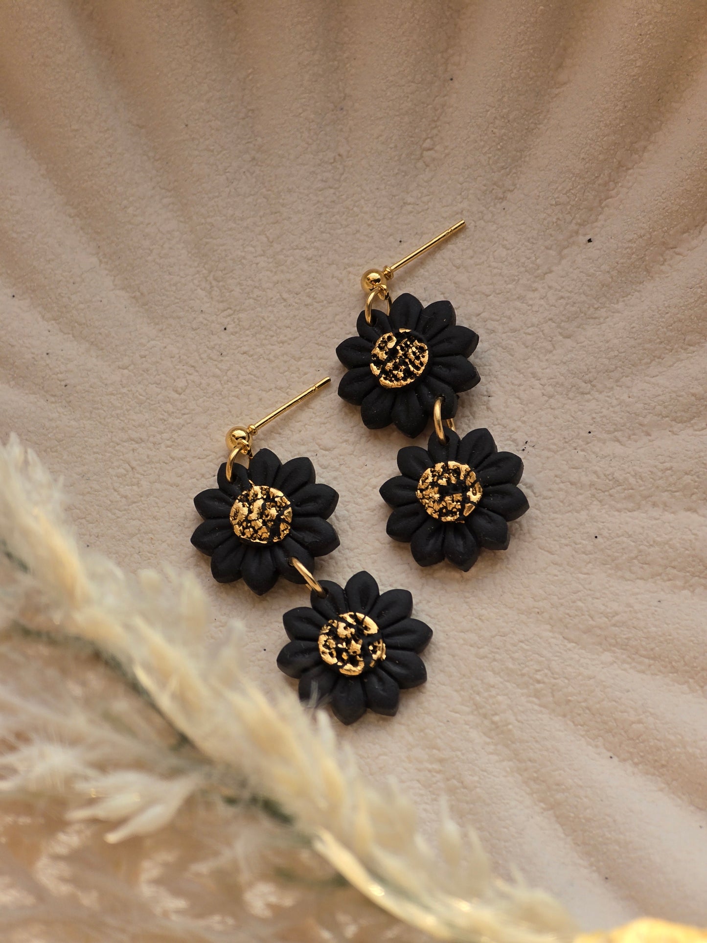 Black daisy dangles| can be switched for fish hook