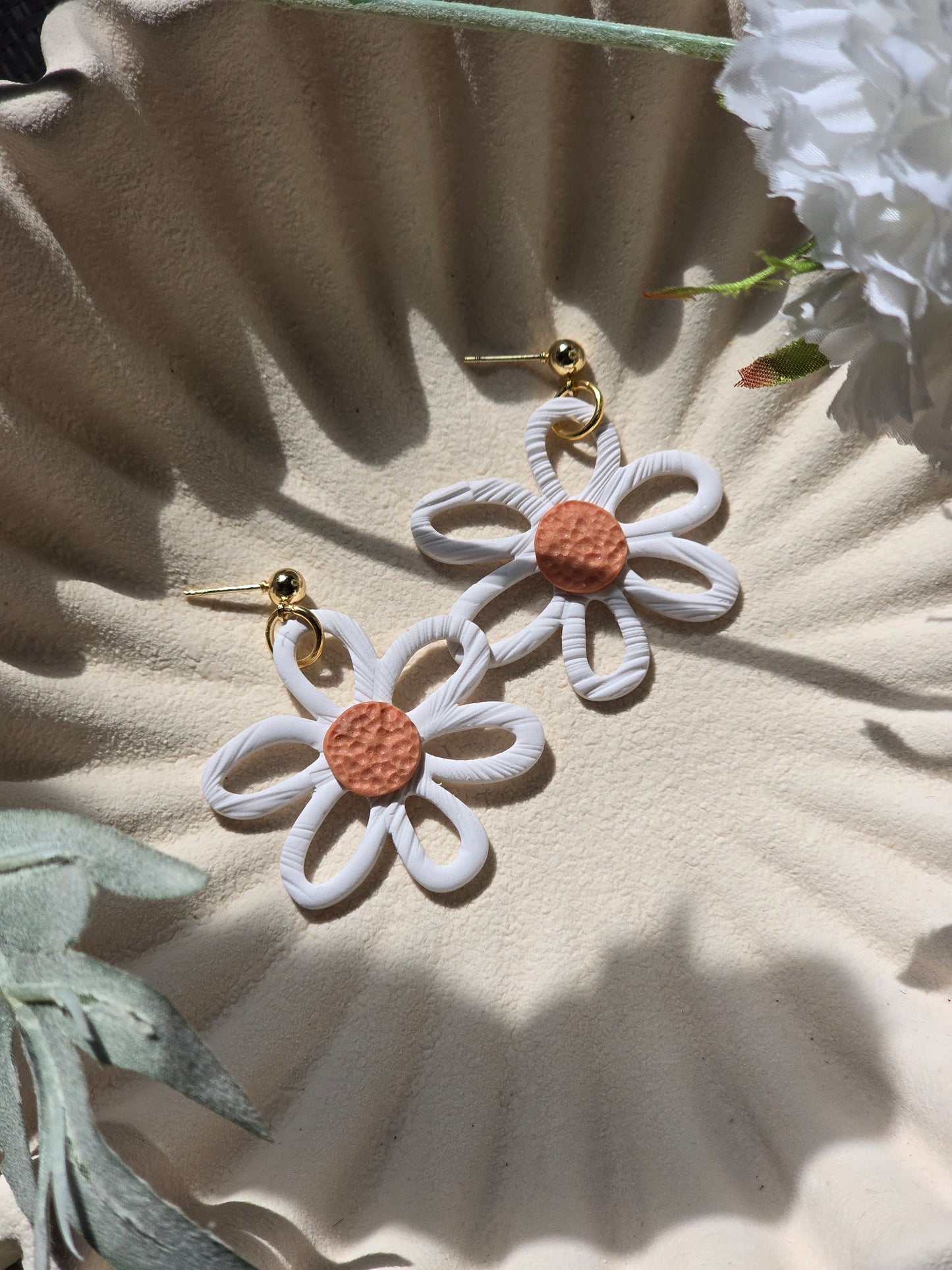 Large daisy dangles|can be switched to silver/fish hook