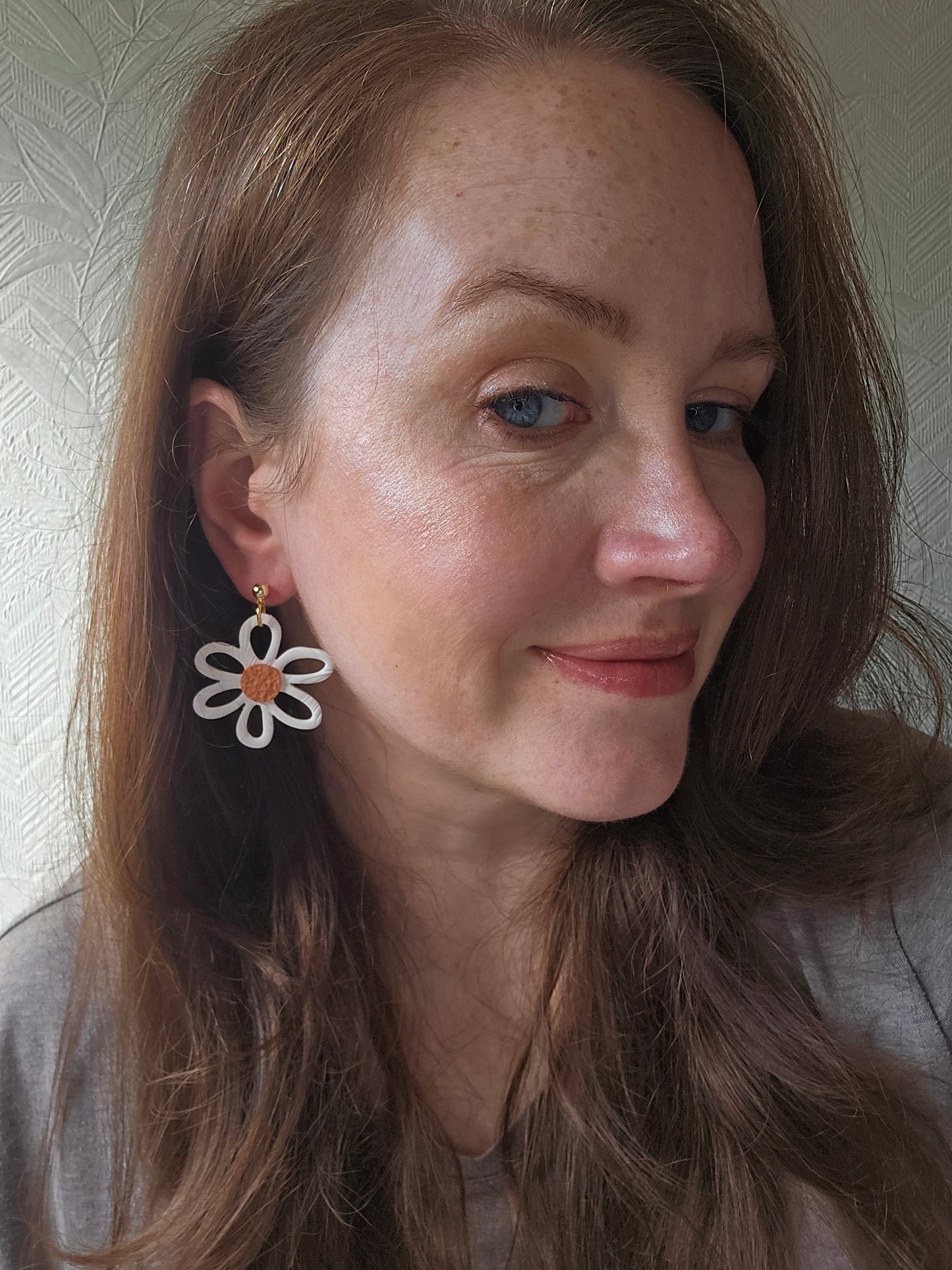 Large daisy dangles|can be switched to silver/fish hook