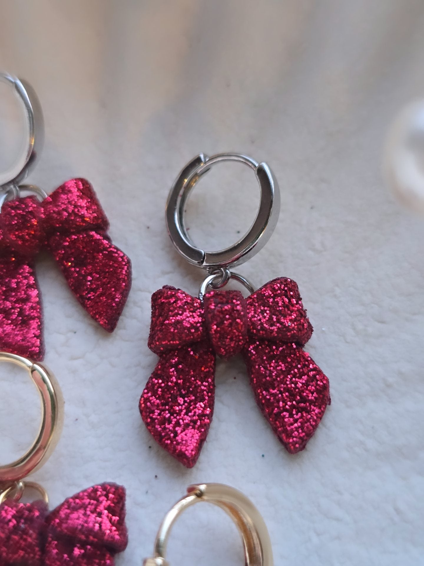 Glitter bow huggies| red