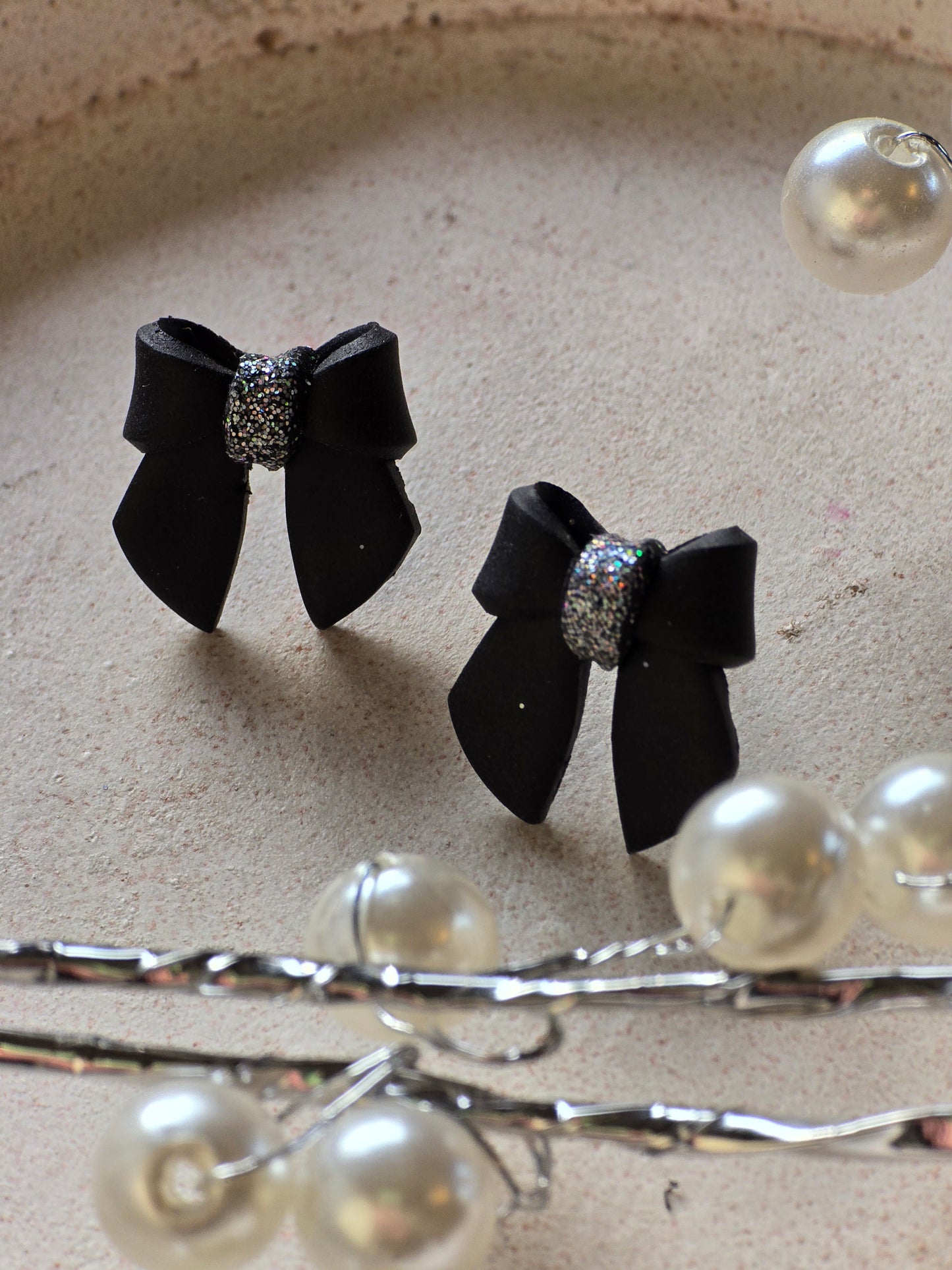 Bow studs black
