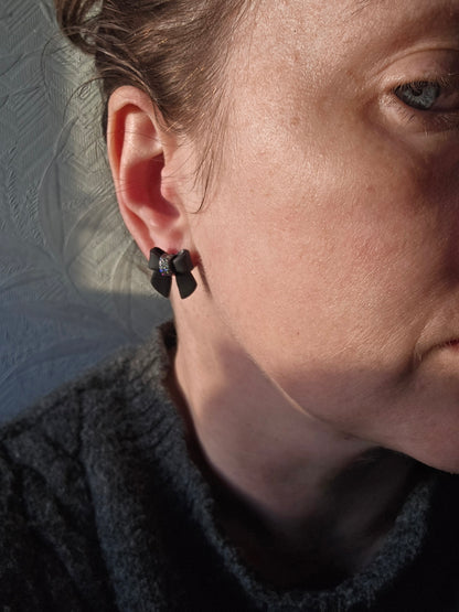 Bow studs black