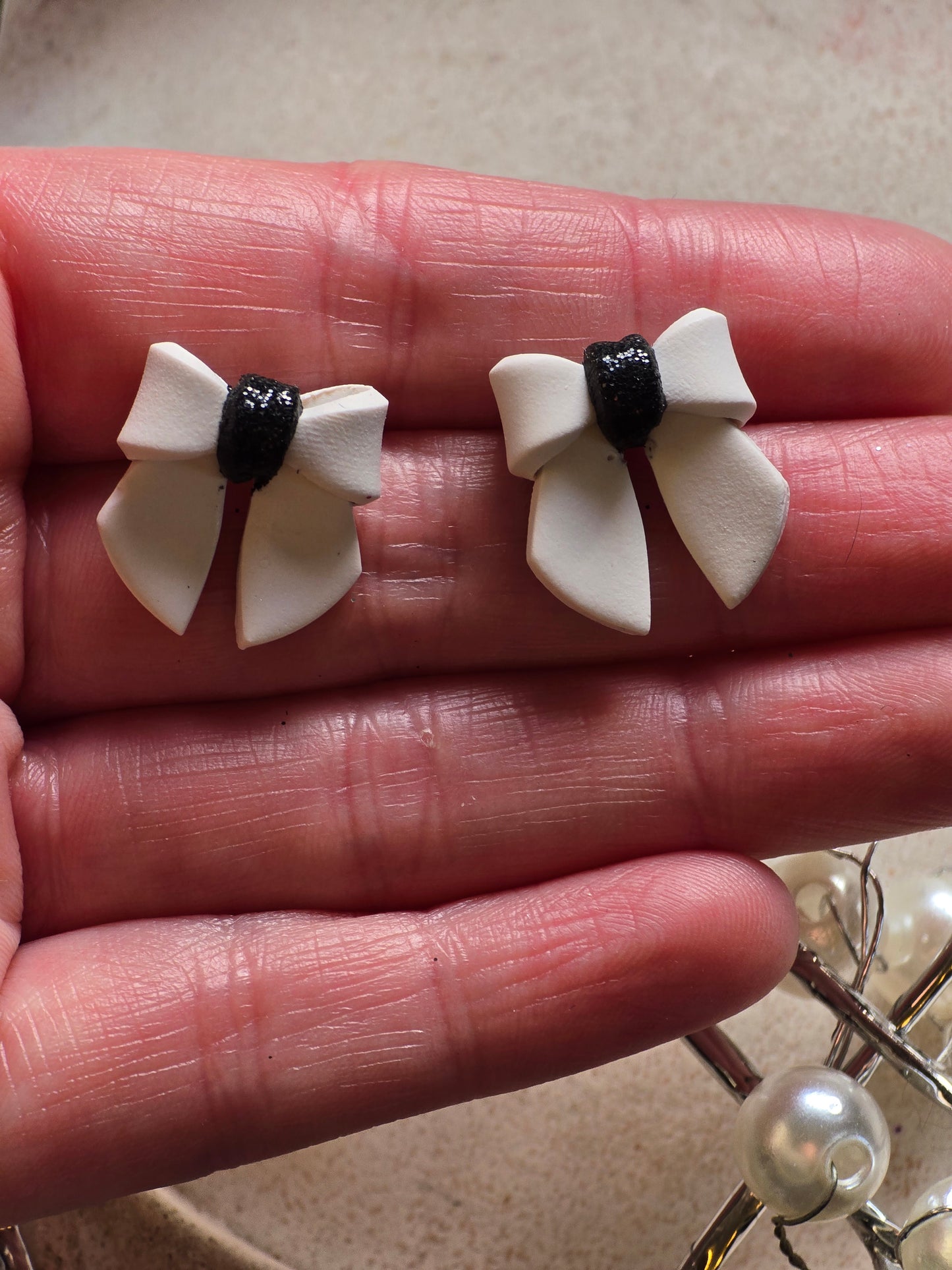 Bow studs cream